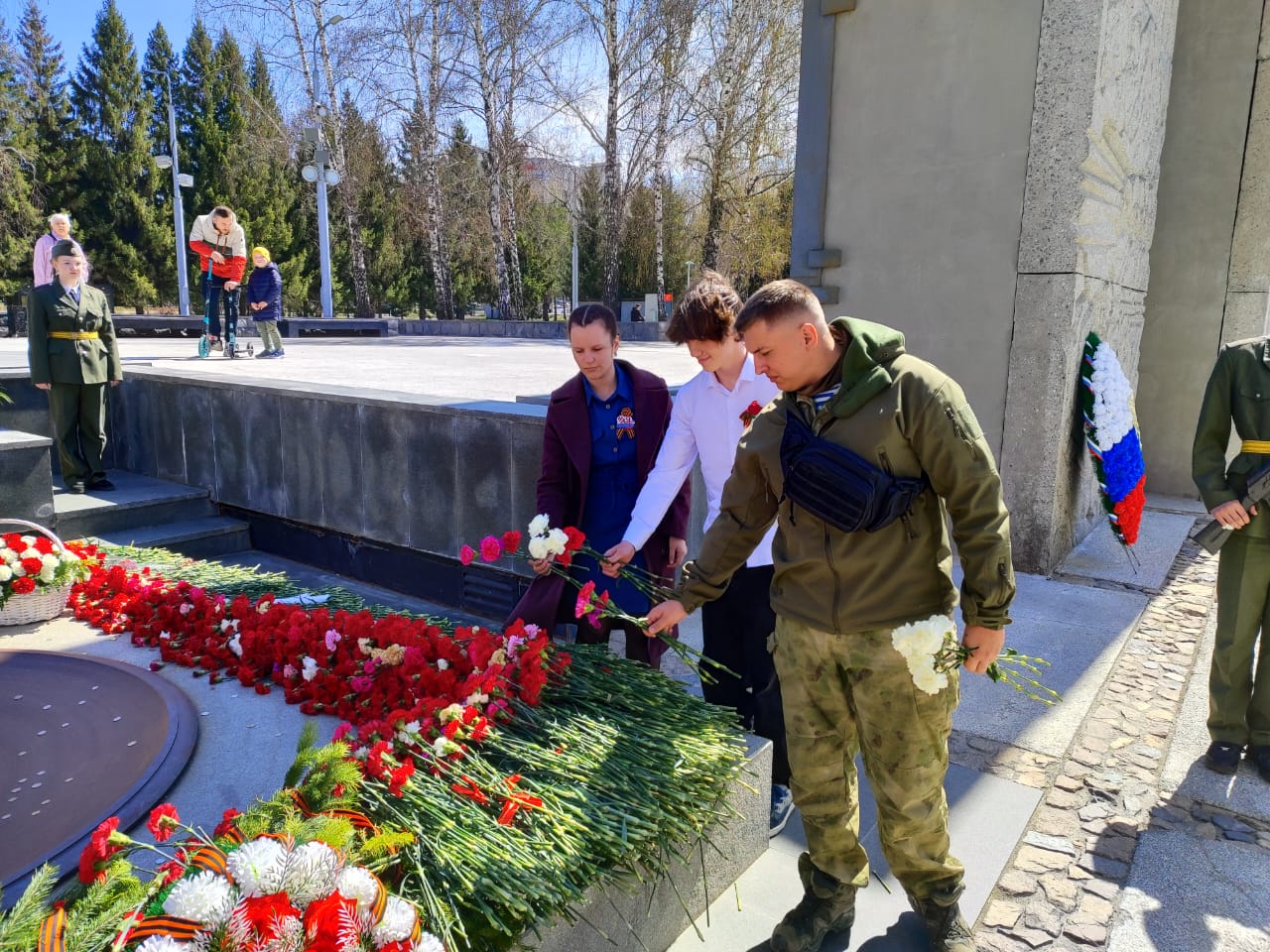 Возложение цветов.jpg Возложение цветов.jpg