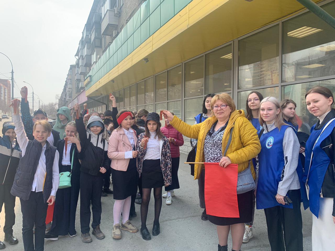 Встреча с группой школьников на акции Георгиевская лента.jpg Встреча с группой школьников на акции Георгиевская лента.jpg