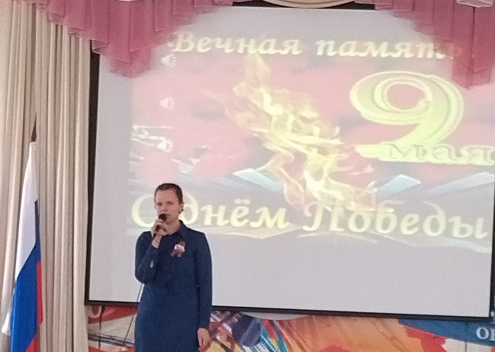 Корень Алёна читает стихотворение о войне.jpg Корень Алёна читает стихотворение о войне.jpg
