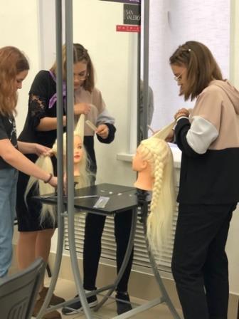 Школьники выполняют плетение кос.jpeg Школьники выполняют плетение кос.jpeg